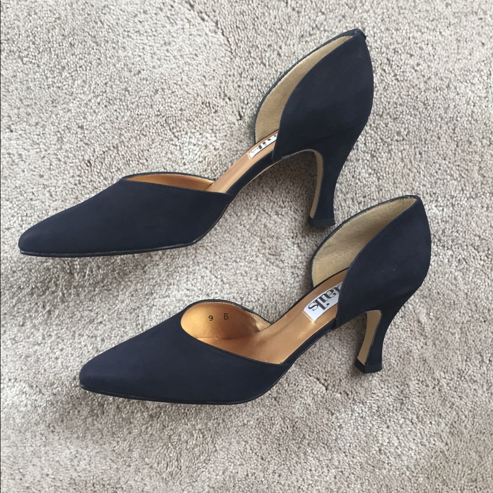 “Details” Made in Spain Navy Suede Pumps